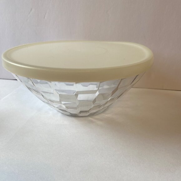 Tupperware CrystalWave Clear Embossed Bowl With Cream Lid 2C USA Made Durable De - Picture 1 of 7